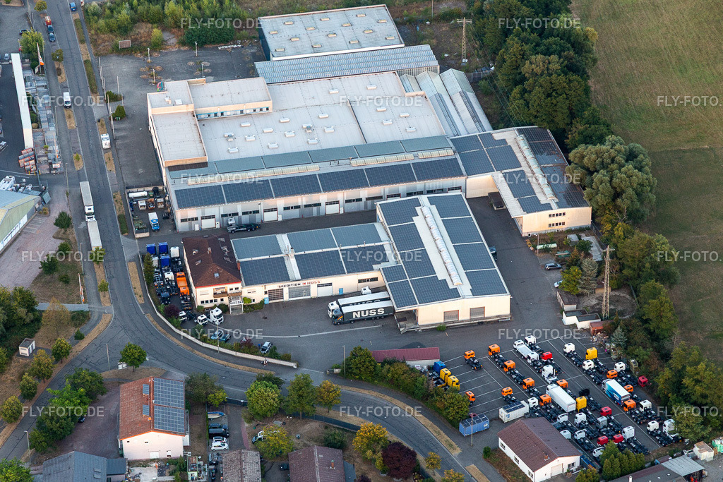 PFEIFFER & MAY Karlsruhe GmbH - Abhol-Express Kandel http://pfeiffer-may.de/ | Luftbild: PFEIFFER & MAY Karlsruhe GmbH - Abhol-Express Kandel http://pfeiffer-may.de/ im Ortsteil Minderslachen in Kandel im Bundesland Rheinland-Pfalz in Deutschland. Foto: IMG_133871.jpg vom 16.08.2022 durch ©2025 Werner Riehm fly-foto.de/copyright - Realisiert mit Pictrs.com