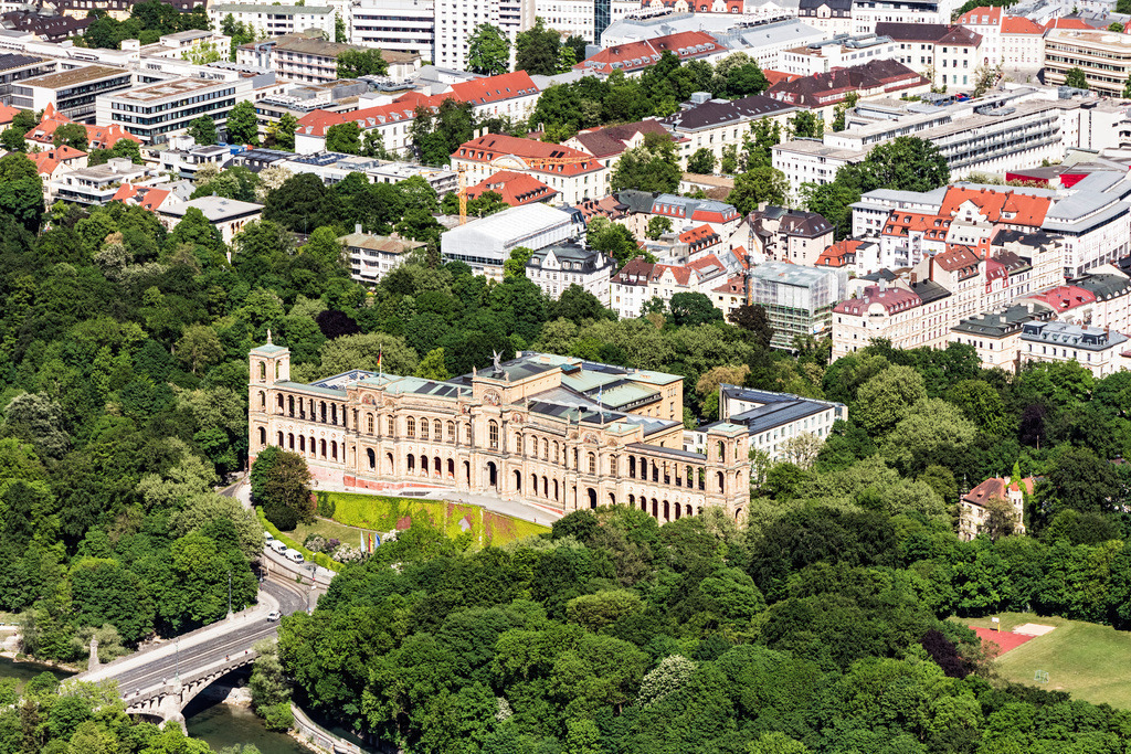 dr__dsc9223.jpg | MüNCHEN 07.05.2018 Maximilianeum in München Haidhausen im Bundesland Bayern. Das historische Gebäude auf dem Isar-Hochufer an der Maximiliansbrücke beherbergt die Stiftung Maximilianeum und ist Sitz des Bayerischen Landtags. // The Maximilianeum in Munich Haidhausen in the state of Bavaria. The historic building on the Isar-Hochufer at Maximiliansbruecke is home to the Maximilianeum Foundation and is the seat of the Bavarian State Parliament. Foto: Daniel Reiter