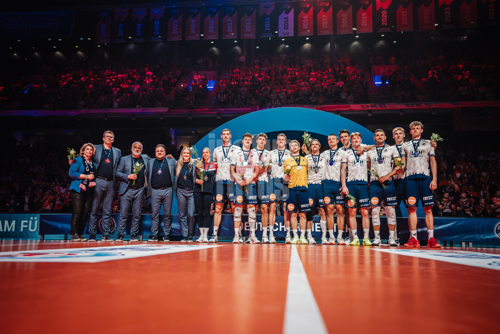 Volleyball | Herren | Saison 2024/2025 | 1. Volleyball Bundesliga Männer | Finale | BERLIN RECYCLING Volleys vs. SVG Lüneburg | 03.05.2025 | Die SVG Lüneburg erhält die Silbermedaille, Vizemeister, v.l. Claudia Kalisch (Oberbürgermeisterin Lüneburg), Trainer Stefan Hübner (SVG Lüneburg), Bernd Schlesinger, Christian Knospe, Ines Laube, Lisa Kahlen, Simon Torwie (#1, SVG Lüneburg), Theo Mohwinkel (#8, SVG Lüneburg), Joscha Kunstmann (#7, SVG Lüneburg), Blake Gregory Leeson (#2, SVG Lüneburg), Gage Thomas Worsley (#6, SVG Lüneburg), Michael Patrick Wright (#3, SVG Lüneburg), Cole Ketrzynski (#12, SVG Lüneburg), Xander Wolf Wassenaar Ketrzynski (#11, SVG Lüneburg), Oskar Alve Espeland (#9, SVG Lüneburg), Lorenz Karlitzek (#10, SVG Lüneburg), Axel Larsen (#18, SVG Lüneburg) und Neo Laumann (#13, SVG Lüneburg) Mannschaftsfoto
