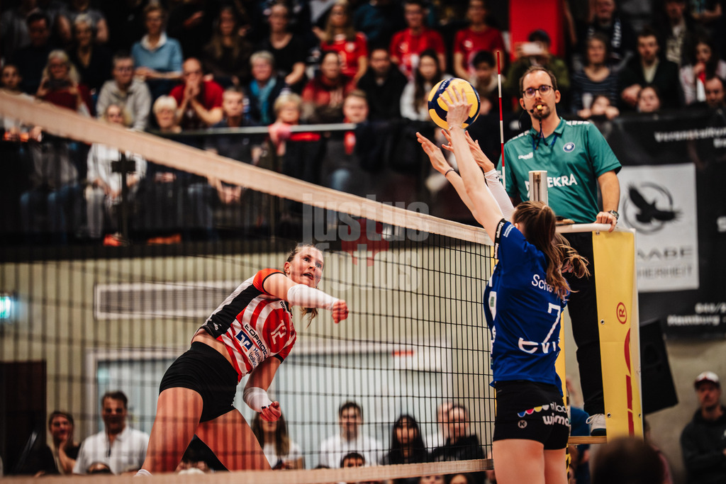 Volleyball | Frauen | Saison 2025/2026 | Volleyball Bundesliga | ETV Hamburger Volksbank Volleys vs. Binder Blaubären TSV Flacht | 06.12.2025 | v.l. Hannah Ammerman (#12, ETV Hamburger Volksbank Volleys) beim Angriff gegen Britta Schammer (#7, Binder Blaubären TSV Flacht)