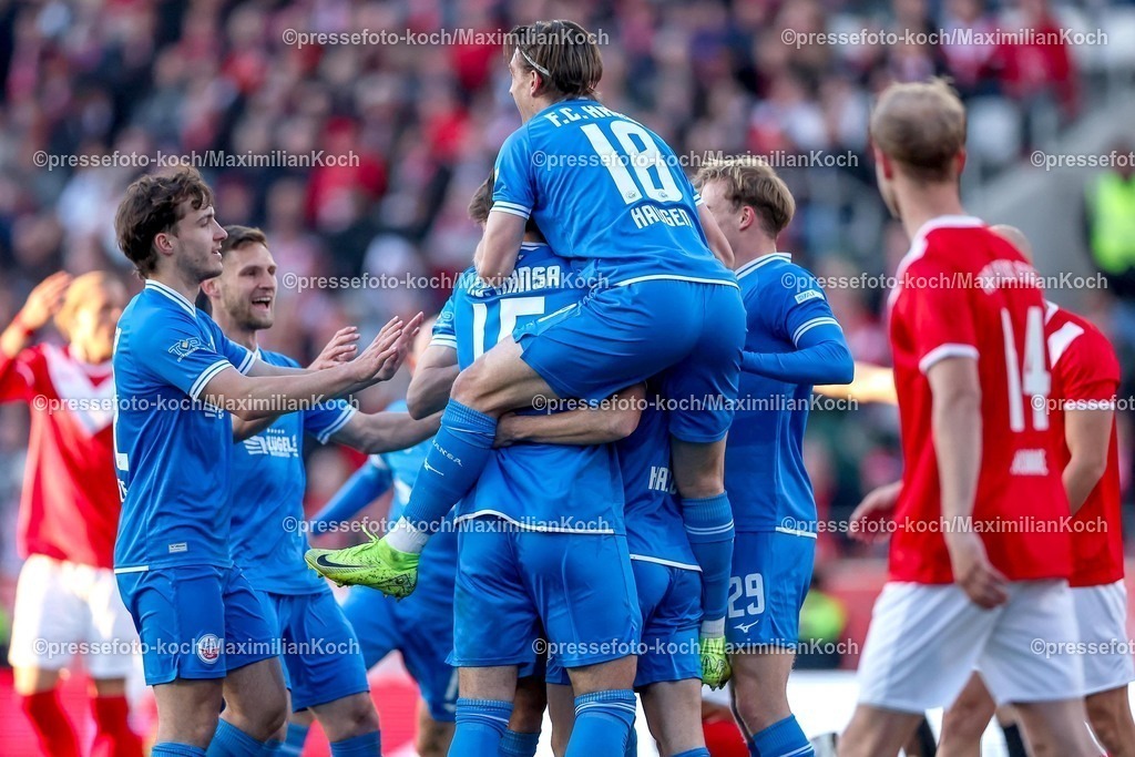 RWE06042501028 | 2025.04.06, Fußball, 3.Liga, Rot-Weiss Essen - FC Hansa Rostock, Stadion Hafenstraße, Saison 2024 2025: Torjubel nach dem Tor zum 1:0 durch Torschütze Cedric Harenbrock (FC Hansa Rostock #08) DFB regulations prohibit any use of photographs as image sequences and or quasi-video.