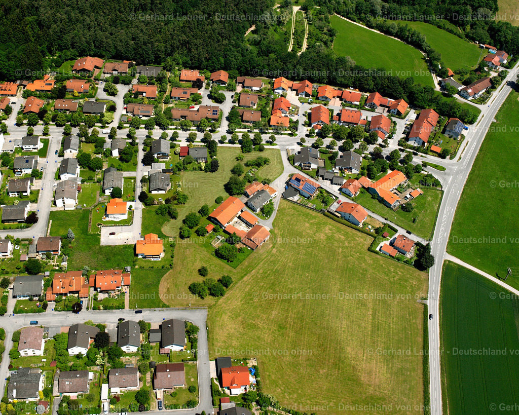 2600493 | HOLZEN 09.06.2006 Wohngebiet einer Einfamilienhaus- Siedlung  in Holzen im Bundesland Bayern, Deutschland // Single-family residential area of settlement  in Holzen in the state Bavaria, Germany Foto: Gerhard Launer