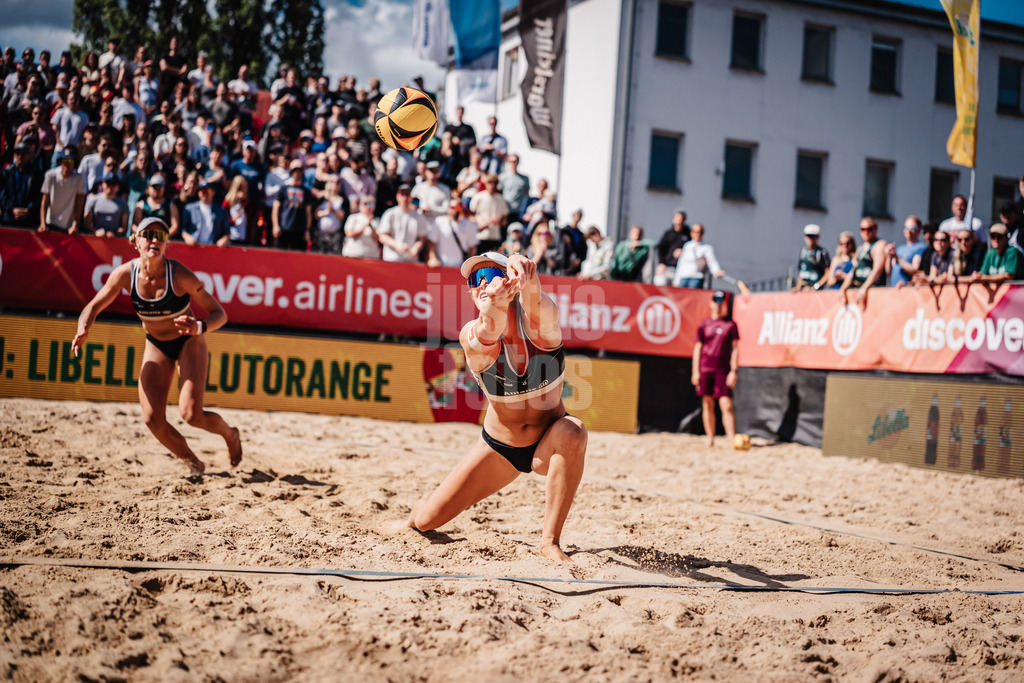 Beachvolleyball | Frauen | Allianz German Beach Tour 2025 | Tourstop Berlin | 24.08.2025 | Lea Kunst nimmt den Ball an