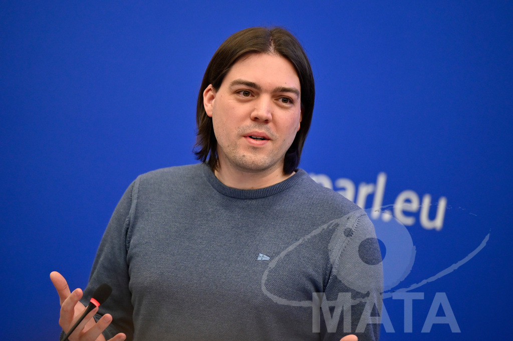 _DWI0047 | Politiker Ivan Vilibor Sincic bei einer Pressekonferenz zum Thema 'Alarmierende Statistiken zu den Folgen des COVID-Lockdowns' im Europäischen Parlament. Straßburg, 18.01.2023 - Realisiert mit Pictrs.com