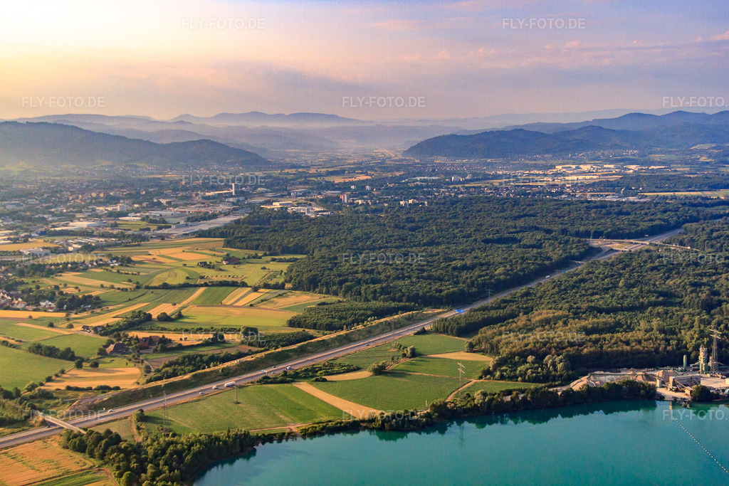 Luftbild: Autobahn A5 zwischen Baggersee und Gottwald im Ortsteil Waltersweier in Offenburg im Bundesland Baden-Württemberg in Deutschland. Foto: IMG_68067.jpg vom 19.06.2014 durch Werner Riehm/FLY-FOTO.de