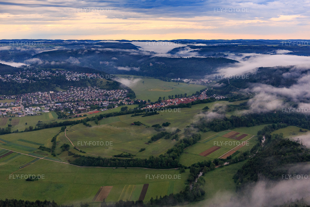 Luftbild: Donautal mit Morgennebel in Fridingen an der Donau im Bundesland Baden-Württemberg in Deutschland. Foto: IMG_115049.jpg vom 10.06.2019 durch Werner Riehm/FLY-FOTO.de