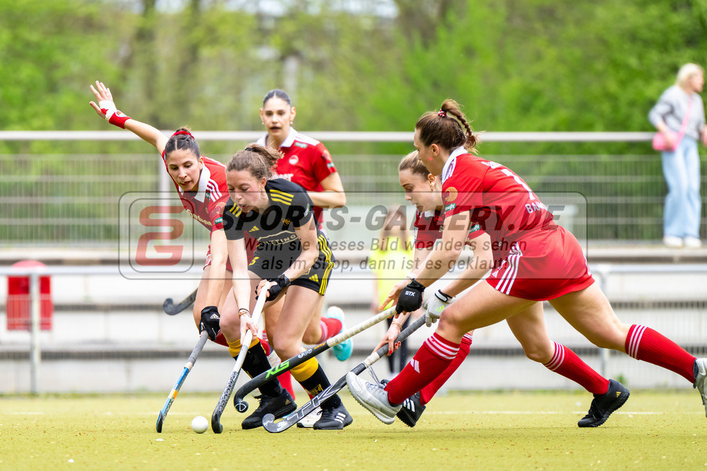 HK_20240407_100192 | 1. Bundesliga Hockey Damen Rot-Weiss Köln - Harvestehuder THC am 7.4.2024 Rot-Weiss Köln, Köln , Maja Weber ( Rot-Weiss Köln #21 ) , Marisa Martin Pelegrina ( Harvestehuder THC #38 )