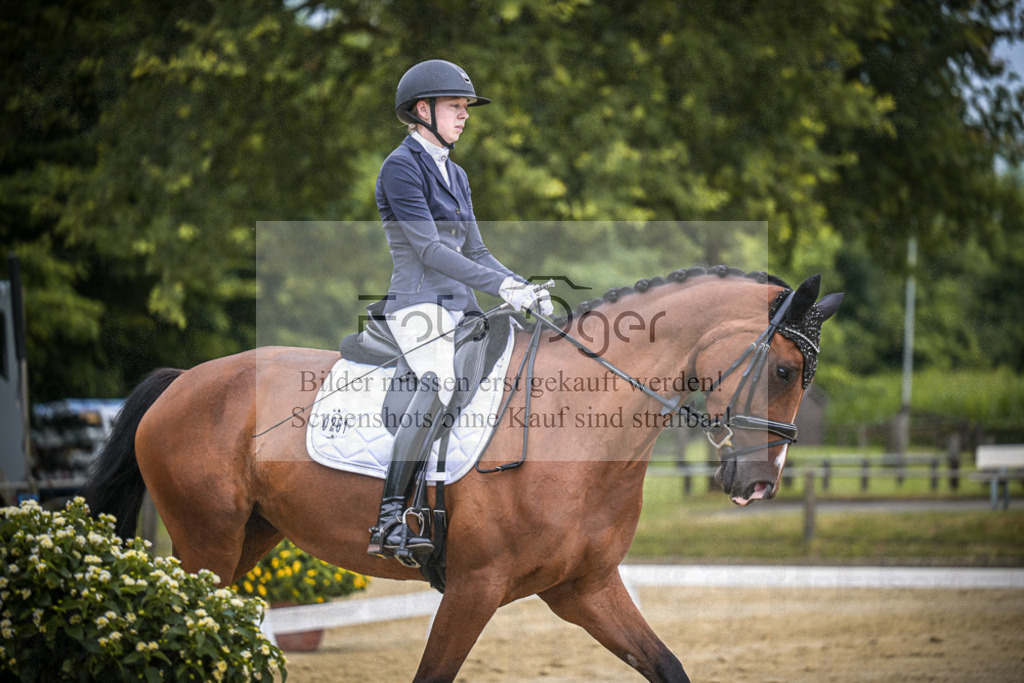 DOS_3667 | Entdecke hochwertige Reitturnierfotos von Foto Oger. Professionell, emotional und authentisch – jetzt Lieblingsmomente im Shop bestellen.Deutschlandweite Turnierfotografie. - Realisiert mit Pictrs.com
