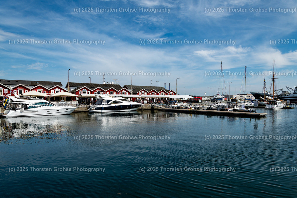 Port of Skagen at the north end of the Jutland peninsula Denmark June 2023 / Hafen von Skagen am nördlichen Ende der Halbinsel Jütland Dänemark Juni 2023 | Skagen is Denmark's northernmost town. The North Sea / Skagerrak and the Baltic Sea / Kattegat meet at Grenen Beach, which lies on the north-eastern outskirts of Skagen. / Skagen ist die nördlichste Stadt von Dänemark. Am Strand von Grenen, der am nordöstlichen Stadtrand von Skagen liegt, treffen die Nordsee / Skagerrak und die Ostsee / Kattegat aufeinander. - Realisiert mit Pictrs.com