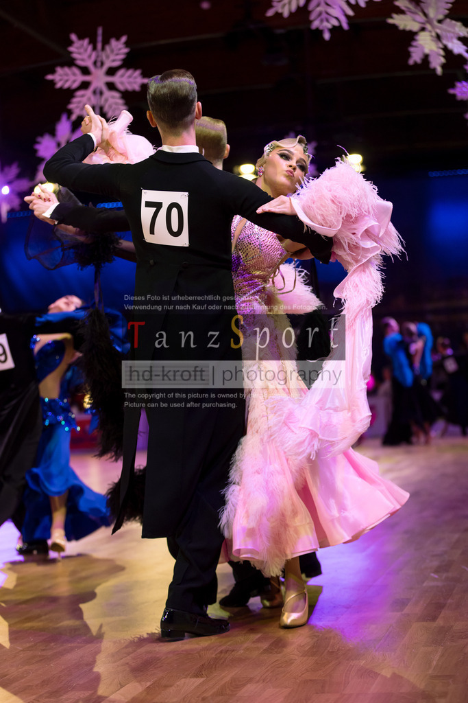 20241215_WDSF_Int_Open_Std-Riga-9265 | Tanzsportbilder, Standardtanz, Lateintanz, WDSF, DTV, LTVB, dancecomp, goc, hessen tanzt, blaues band der spree, walzer, tango, wiener walzer, slowfox, quickstepp, samba, rumba, cha-cha-cha, paso doble. jive, hd-kroft photography, turniertanzsport