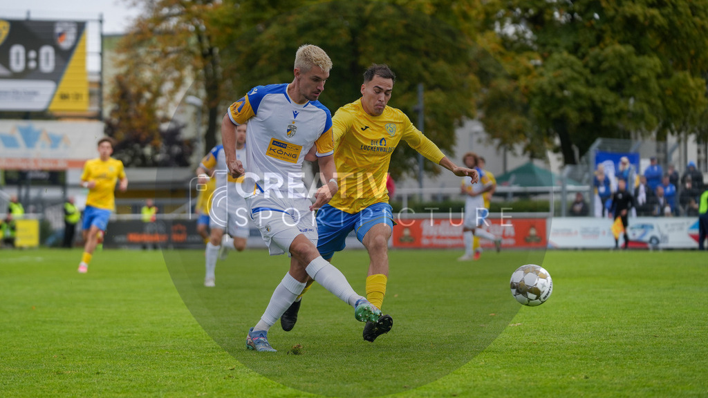 Fußball, Herren, Saison 2025/2026, Regionalliga Nordost, 11. Spieltag, FSV 63 Luckenwalde vs. FC Carl-Zeiss Jena, Samstag 05.10.2025, Werner-Seelenbinder-Stadion Luckenwalde, | Fußball, Herren, Saison 2025/2026, Regionalliga Nordost, 11. Spieltag, FSV 63 Luckenwalde vs. FC Carl-Zeiss Jena, Samstag 05.10.2025, Werner-Seelenbinder-Stadion Luckenwalde, Im Bild: Sören Reddemann (l. Jena) und Simon Gollnack (r. Luckenwalde) - Realisiert mit Pictrs.com