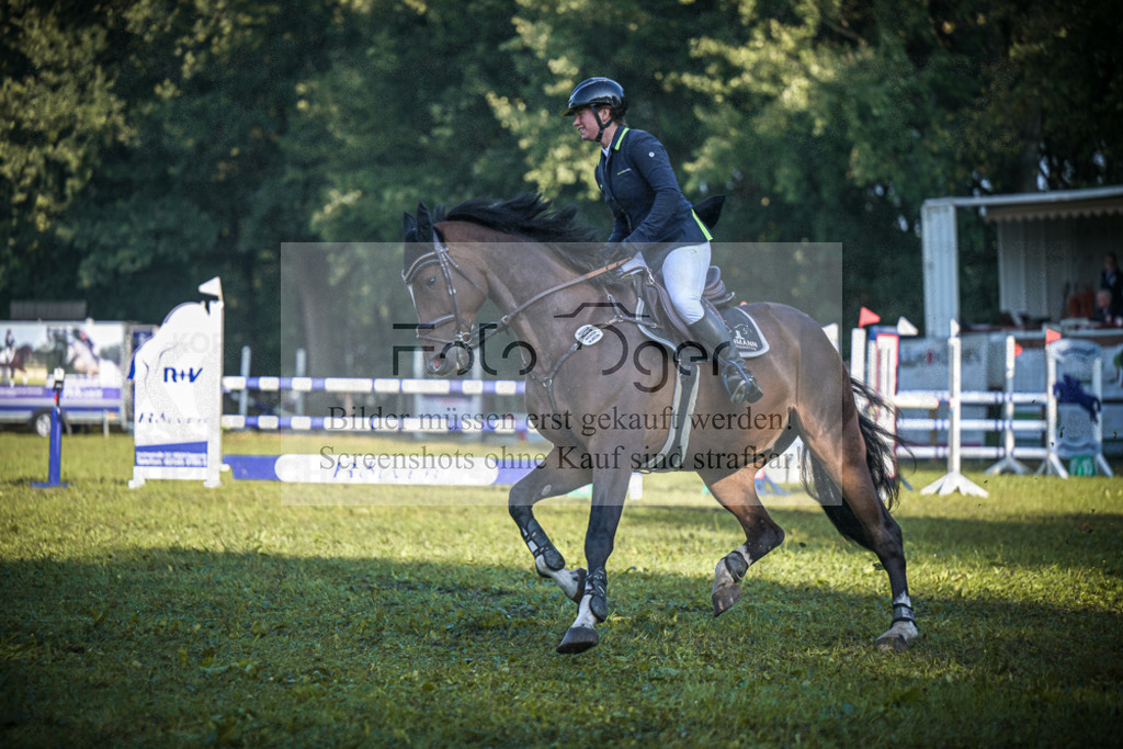 DOS_0131 | Entdecke hochwertige Reitturnierfotos von Foto Oger. Professionell, emotional und authentisch – jetzt Lieblingsmomente im Shop bestellen.Deutschlandweite Turnierfotografie. - Realisiert mit Pictrs.com