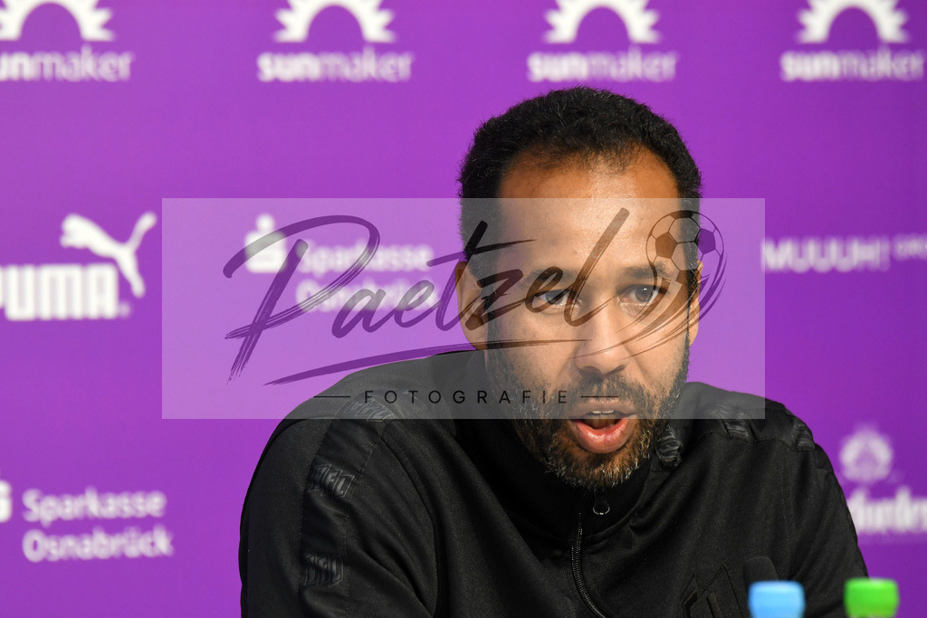 20200127_PKOSNA_0032 | Fußball, Herren: Trainer Daniel Thioune (VfL Osnabrück) schaut bei der Pressekonferenz des VfL Osnabrück am 27.01.2020 im Stadion an der Bremer Brücke in Osnabrück, Deutschland.(Foto von Nico Paetzel) - Realisiert mit Pictrs.com