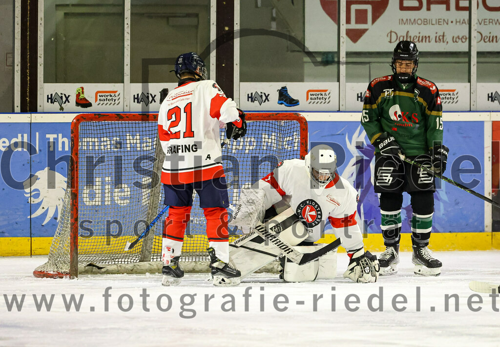 2022-12-04_040_TSV_Erding_gegen_EHC_Klostersee | Erding, Deutschland, 04.12.2022:
Eishockey, Bayernliga U17 2022 / 2023, 11. Spieltag, TSV Erding gegen EHC Klostersee, Endergebnis: 3:5

Patrick Kerndl (EHC Klostersee, #21), Torwart Robin Merwald (EHC Klostersee, #1), Adam Balaban (Erding Gladiators, #15)

Foto: Christian Riedel / fotografie-riedel.net