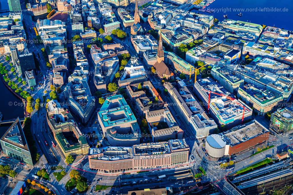 Hamburg_Mitte_Kontorhaeuser__ELS_2250121024 | HAMBURG 12.10.2024 Altstadtbereich und Innenstadtzentrum in Hamburg, Deutschland. Weiterführende Informationen bei: Freie und Hansestadt Hamburg Landesbetrieb Straßen, Brücken und Gewässer. // Old Town area and city center in Hamburg, Germany. Further information at: Freie und Hansestadt Hamburg Landesbetrieb Strassen, Bruecken und Gewaesser. Foto: Martin Elsen