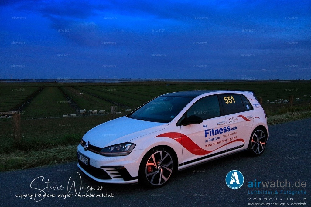 Golf GTI Clubsport - Die Clubsport-Modelle der 7. Generation (2016–2017) | Das Fahrzeug ist serienmäßig mit einem 6-Gang-Schaltgetriebe und einer elektronisch geregelten Sperrdifferenzial-Sperre (VAQ) an der Vorderachse ausgestattet, um die Traktion zu optimieren. Das Fahrwerk wurde durch ein abgestuftes Sportfahrwerk und 18-Zoll-Leichtmetallräder mit Michelin Pilot Sport Cup 2-Reifen für eine erhöhte Fahrdynamik und Grip auf der Straße und Rennstrecke ausgelegt.