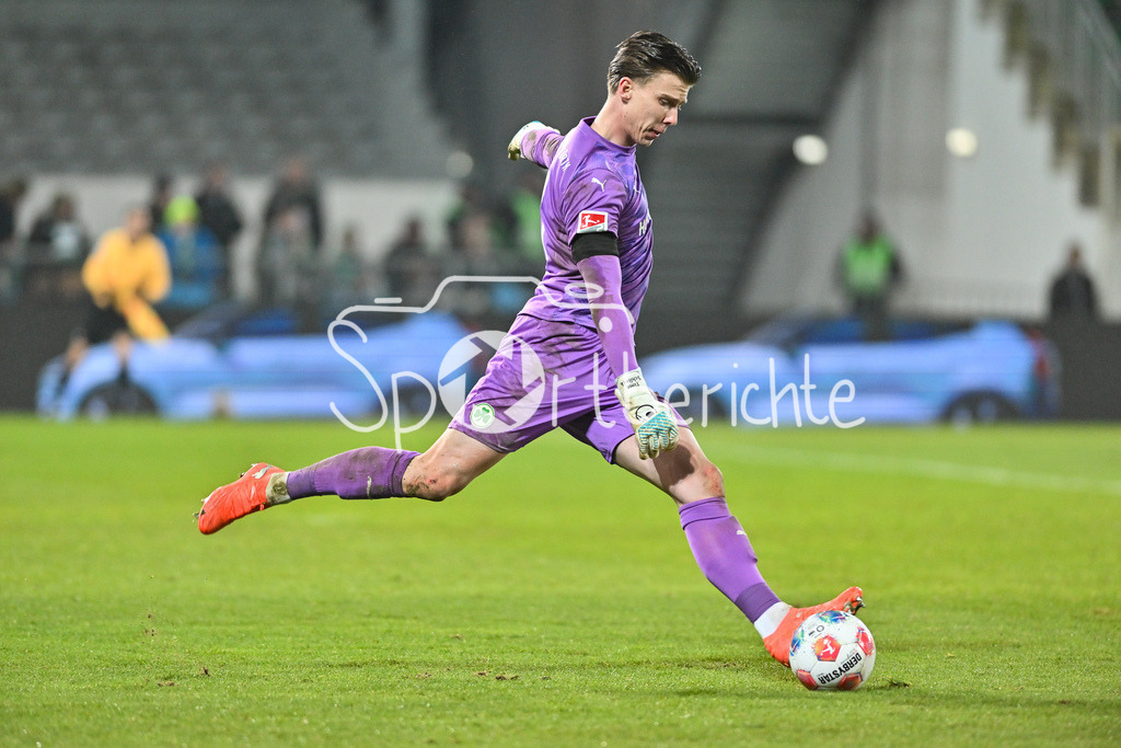 SpVgg Greuther Fürth - 1. FC Magdeburg | FUERTH, GERMANY - 06. FEBRUARY: am Ball Timo SCHLIECK (SpVgg Greuther Fürth 21) / Einzelfoto / Freisteller während dem Match zwischen der SpVgg Greuther Fürth und dem 1. FC Magdeburg am 21. Spieltag der 2. Bundesliga im Sportpark Ronhof Thomas Sommer