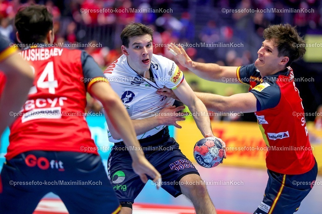 EHF22012602087 | 22.01.2026, Handball, Men's EHF EURO 2026, Spanien - Norwegen, Jyske Bank Boxen in Herning, Dänemark, Main Round:  Patrick Helland Anderson (Norway #35) im Zweikampf gegen   Daniel Dujshebaev Dovichebaeva (Espania #24) 