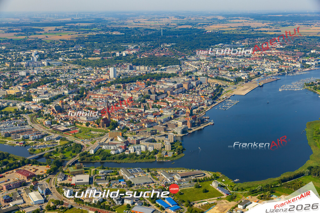 Luftaufnahme Stadtmitte Rostock - Die Luftaufnahme wurde 2025 vom UL-Flugzeug heraus erstellt ( ohne Drohne ) - Hochauflösende Luftaufnahme - für professionelle Ausdrucke geeignet. Die Geschenkidee !Mit Lizenz und Bildrechte bestellbar