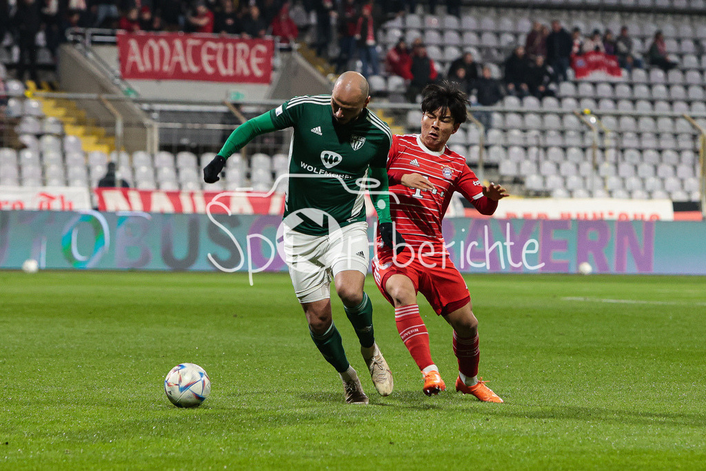 FC Bayern Amateure - 1. FC Schweinfurt | Adam JABIRI (FCS #27) im Duell mit Taichi FUKUI (FCB #21)