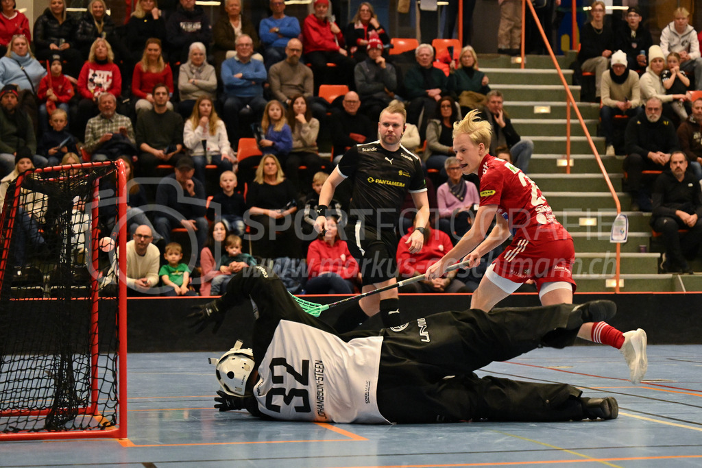 Strängnäs IBK vs FBC Kalmarsund Ungdom - 6. =January= 2024 | Strängnäs IBK vs FBC Kalmarsund Ungdom
Thomas Arena, Strängnäs
Pelle Hansson (#29 Strängnäs IBK) scores against Victor Johansson-Steen (#32 FBC Kalmarsund Ungdom).
Bild: Sportfotografie Markus Aeschimann | www.markus-aeschimann.ch - Realisiert mit Pictrs.com