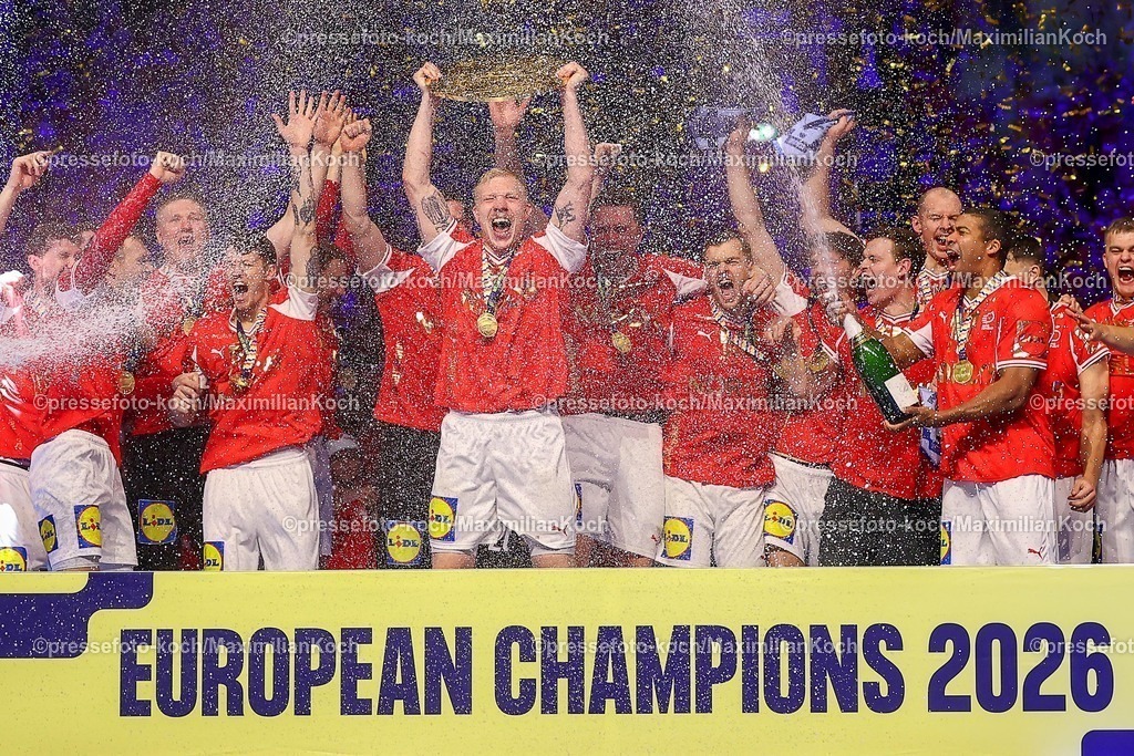 EHF01022602138 | 01.02.2026, Handball, Men's EHF EURO 2026, Deutschland - Dänemark, Jyske Bank Boxen in Herning, Final: Dänemark ist Europameister. Die Mannschaft feiert den Sieg jubelnd auf dem Spielfeld.   Gruppenbild Mannschaftsfoto Goldmedaille  Magnus Saugstrup Jensen (Denmark #15) hebt die Trophäe in die Luft