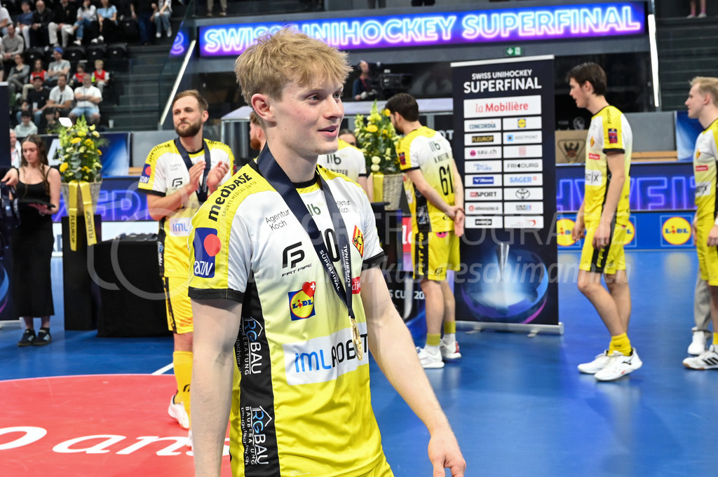 Zug United - HC Rychenberg - 25. April 2026 | Julian Egli (#10 HC Rychenberg Winterthur) mit seiner Goldmedaille am L-UPL Superfinal-Spiel zwischen Zug United und HC Rychenberg am 25. April 2026 in der BCF Arena, Fribourg, Schweiz.Bild: Sportfotografie Markus Aeschimann | www.markus-aeschimann.ch - Realisiert mit Pictrs.com