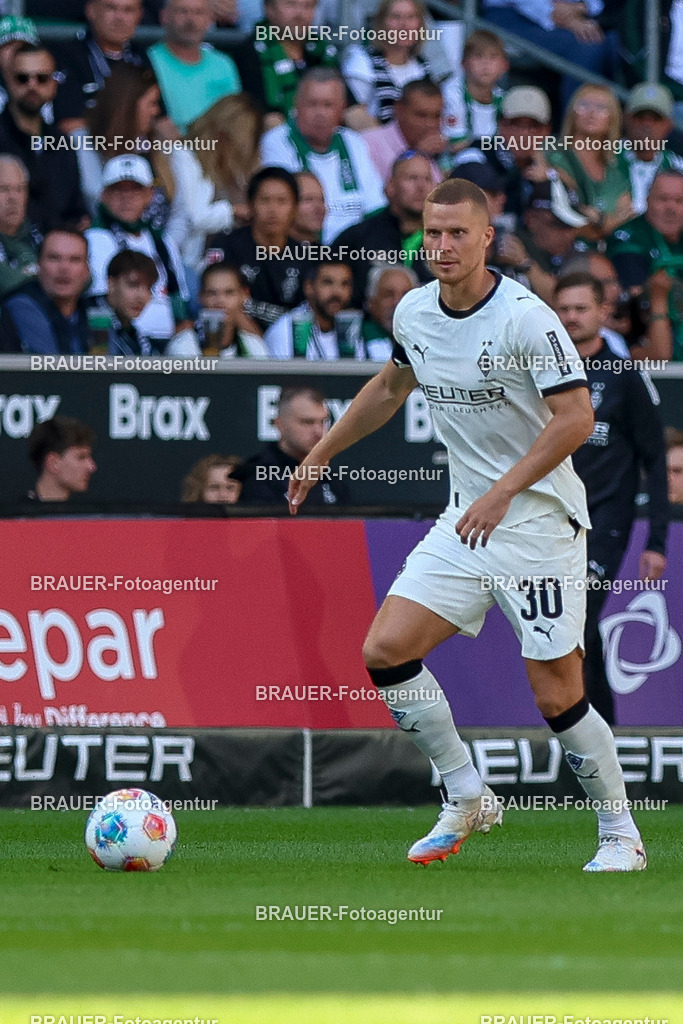 Borussia Mönchengladbach vs Hamburger SV - Bundesliga  | Mönchengladbach, Deutschland, 24.08.25:   Nico Elvedi (Borussia Mönchengladbach) in Aktion am Ball, Einzelaktion waehrend des Spiels der Bundesliga zwischen Borussia Mönchengladbach vs Hamburger SV im Stadion im Borussia Park(Foto von Brauer-Fotoagentur / Adrian Schlueter)