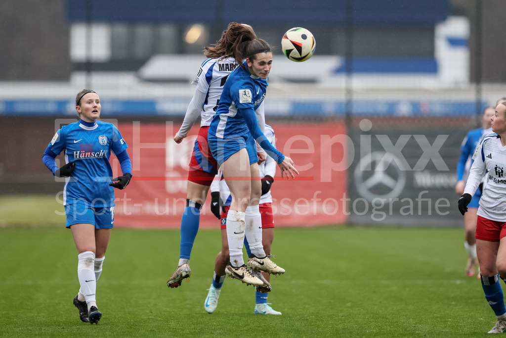 Fussball, 2. Frauen-Bundesliga, Hamburger SV - SV Meppen | v.li.: Dana Marquardt (Hamburger SV, 18) und Marie Bleil (SV Meppen, 7) im Kopfballduell, Kopfball, Zweikampf, Action, Aktion, Spielszene, DIE DFB-RICHTLINIEN UNTERSAGEN JEGLICHE NUTZUNG VON FOTOS ALS SEQUENZBILDER UND/ODER VIDEOÄHNLICHE FOTOSTRECKEN. DFB REGULATIONS PROHIBIT ANY USE OF PHOTOGRAPHS AS IMAGE SEQUENCES AND/OR QUASI-VIDEO.