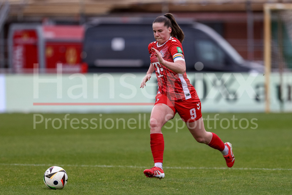 Fussball, Google Pixel Frauen-Bundesliga, SV Werder Bremen - 1. FC Köln | Adriana Achcinska (1. FC Köln, 9) am Ball, Einzelbild, Ganzkörper, Aktion, Action, Spielszene, DIE DFB-RICHTLINIEN UNTERSAGEN JEGLICHE NUTZUNG VON FOTOS ALS SEQUENZBILDER UND/ODER VIDEOÄHNLICHE FOTOSTRECKEN. DFB REGULATIONS PROHIBIT ANY USE OF PHOTOGRAPHS AS IMAGE SEQUENCES AND/OR QUASI-VIDEO.