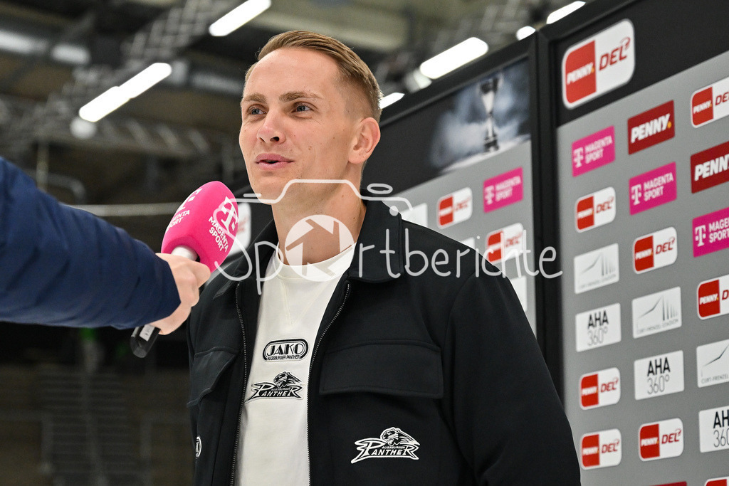 Augsburger Panther - Kölner Haie | Im Bild Markus KELLER - Teammanager der Augsburger Panther - beim Interview mit MagentaSport / Magenta Sport / Einzelfoto / Freisteller / DEL: Augsburger Panther - Kölner Haie; Curt Frenzel Stadion am 26.09.2025