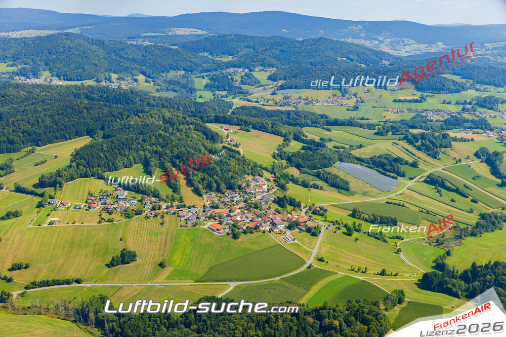 Klassische Luftaufnahme ohne Drohne zeigt:Harsdorf bei Röhrnbach - Die Luftbildaufnahme wurde 2025 vom UL-Flugzeug heraus erstellt ( keine Drohne ) - Hochauflösende Luftaufnahme -Nicht vergleichbar mit Google Maps oder Satelittenbilder- Die Geschenkidee !Mit Lizenz und Bildrechte bestellbar