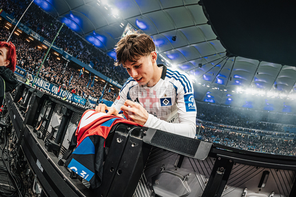 Fußball | Männer | Saison 2024/2025 | 2. Fußball-Bundesliga | 23. Spieltag | Hamburger SV vs. 1. FC Kaiserslautern | 21.02.2025 | Otto Emerson Stange (#49, HSV) gibt ein Autogramm für einen Fan