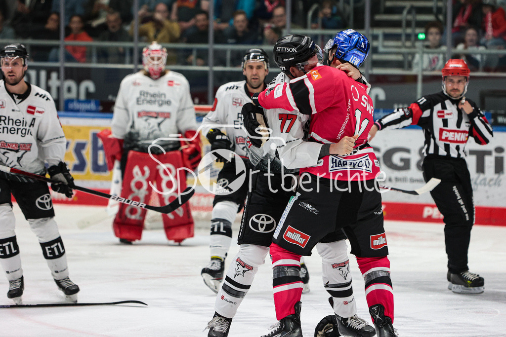 Augsburger Panther - Koelner Haie  | Alexander ROACH (KEC #77) und Adam Payerl (AEV #11) haben einen Kampf auf dem Eis / Fight / Boxing / Boxen / Kaempfen / Kämpfen