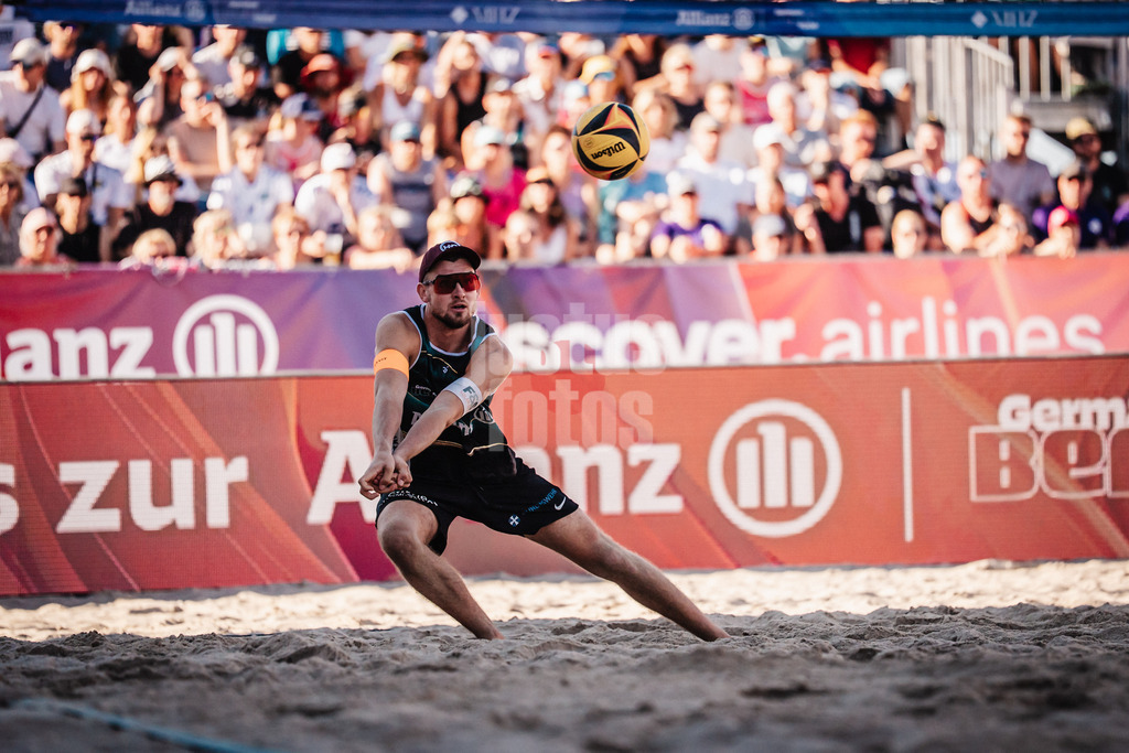 Beachvolleyball | Spiel um Platz Drei | Finale | Deutsche Meisterschaften 2025 Timmendorfer Strand | 07.09.2025 | Benedikt Sagstetter nimmt den Ball an