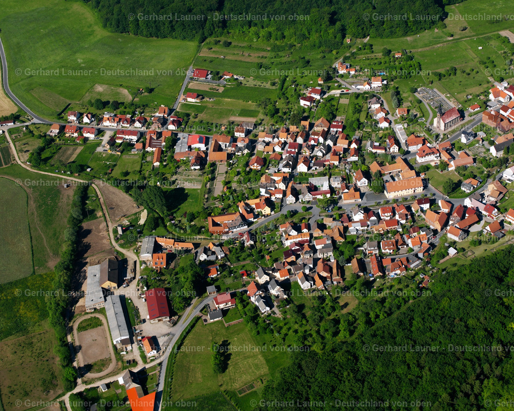 2634587 | LUTTER 09.06.2006 Wald- Gebiete und Forstflächen umsäumen das Siedlungsgebiet des Dorfes in Lutter im Bundesland Thüringen, Deutschland // Village - view on the edge of forested areas in Lutter in the state Thuringia, Germany Foto: Gerhard Launer