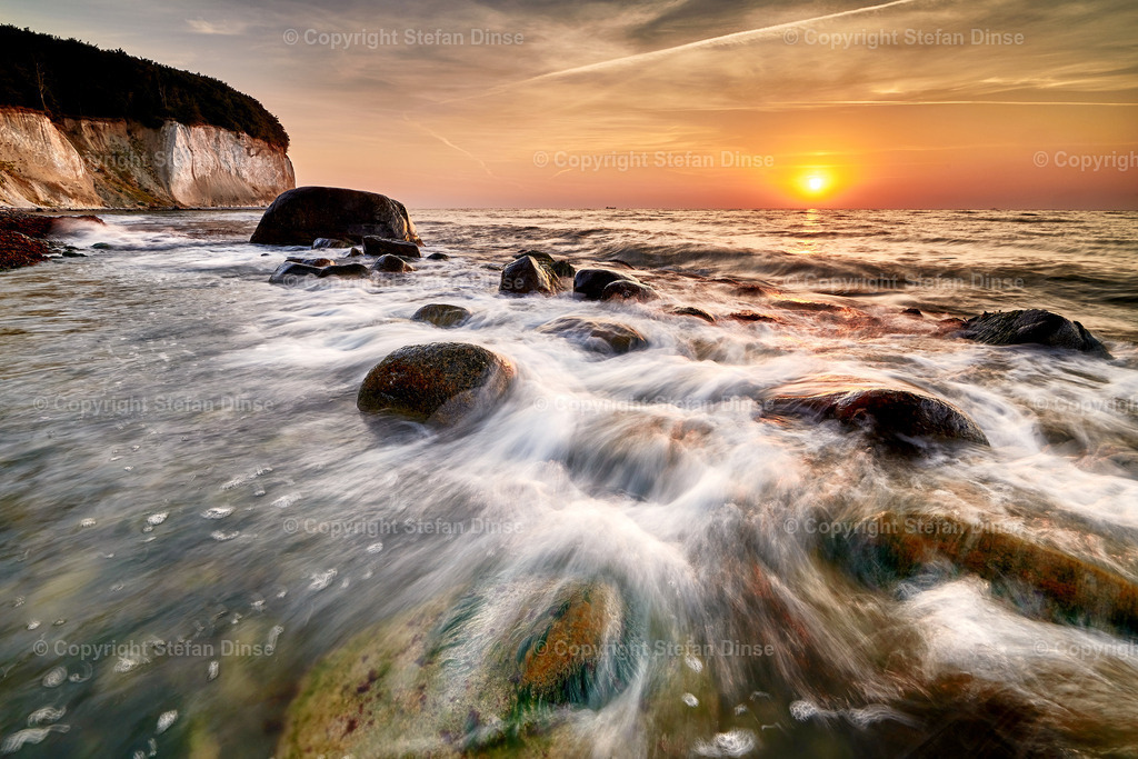 Morgen an der Piratenschlucht | Sonnenaufgang am beliebten Küstenabschnitt im Norden der Insel Rügen mit den berühmten Kreidefelsen im Hintergrund. - Realisiert mit Pictrs.com