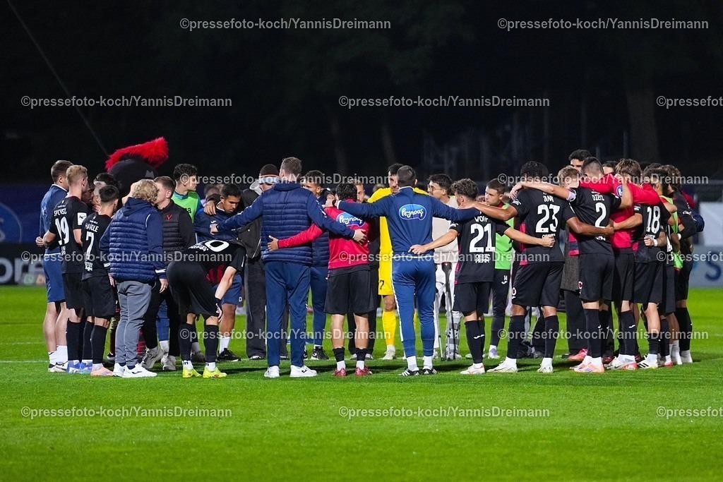 xYDR28092501182 | 28.09.2025, xydrx, Fußball, 3.Liga, Viktoria Köln - VFL Osnabrück, Saison 2025 2026, Sportpark Höhenberg: Die Spieler von Viktoria Köln bilden nach dem Spielende einen Kreis  DFB regulations prohibit any use of photographs as image sequences and or quasi-video.