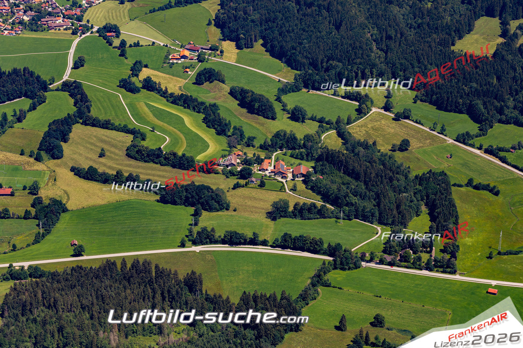 Aktuelles Luftbild von Oberenzenau Bad Heilbrunn - Die Luftaufnahme wurde 2022 mittels UL-Flugzeug erstellt ( keine Drohne ) - hochauflösende Kamera-Systeme von  Canon -Beste Qualität - Für grossformatige Ausdrucke geeignet. Die Geschenkidee !