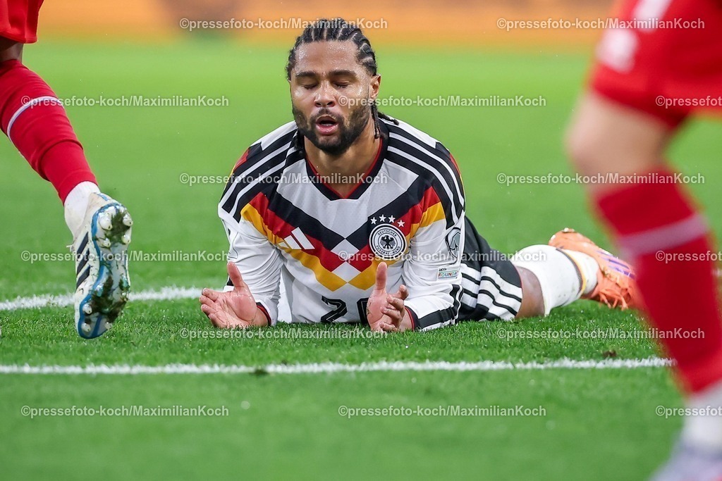 DFB14112501073 | 14.11.2025, Fußball, Länderspiel, WM-Qualifikation Europa, Deutschland - Luxemburg, Stade de Luxembourg (Croix de Gasperich, Luxemburg), 9. Spieltag, Saison 2025 2026: Serge Gnabry (GER #20) liegt ENttäuscht auf dem Spielfeld nach verschossenen Torschuss  Regulations prohibit any use of photographs as image sequences and or quasi-video.
