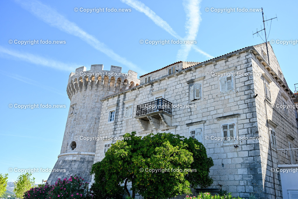 Kroatien_ Korcula_ Insel in Sueddalmatien_ Korcula Stadt_ 13.09.2024-12 | 13.09.2024, Kroatien, HRV, Korcula, Insel in Sueddalmatien, Korcula Stadt im Bild Hafen, Hafenansichten, Boot, Boote, Schiff, Schiffe, Gebauede, Adria, Meer, Stadtansichten, Altstadt, Marco Polo, Museum, Touristen, Souvenier, Restaurant, KonobaKorcula - Schwarzes Korfu - benannt nach den dunklen Kiefernwaeldern, ist eine zu Kroatien gehoerende Insel in der Adria vor der Kueste Sueddalmatiens. Zugleich ist sie Teil des Dinarischen Gebirges. Quelle: Wikipedia
