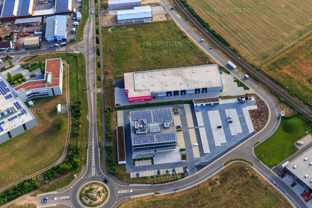 Luftbild: Industriegebiet Im Speyerer Tal mit ITK Engineering GmbH in Rülzheim im Bundesland Rheinland-Pfalz in Deutschland. – Foto: IMG_094536.jpg vom 02.09.2016 durch Werner Riehm/FLY-FOTO.de – Auflösung des Originals: 5472 x 3648 px – ITK Engineering - Ihr Partner für Digital Engineering