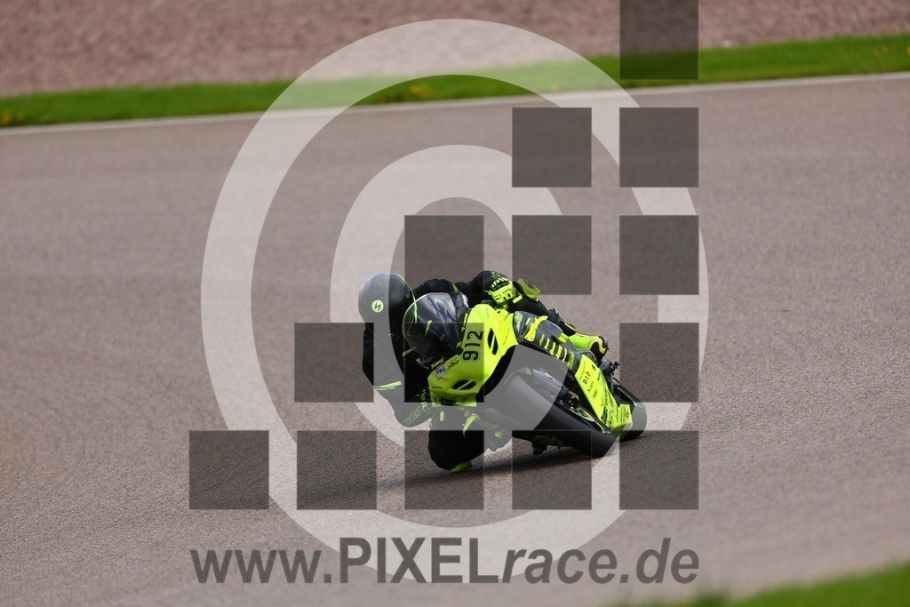 0912-20250422_01975 | Schöne Erinnerungen an spannende Momente - das festzuhalten ist unser Job. PIXELrace.de ist seit 2003 auf den Rennstrecken Europas unterwegs um die Action draußen beim Fahren und die wunderbare Stimmung imm Fahrerlager für euch einzufangen.