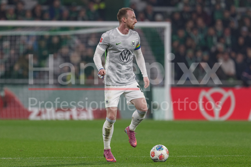 Fussball, Bundesliga, SV Werder Bremen - VfL Wolfsburg | Maximilian Arnold (VfL Wolfsburg, 27) am Ball, Freisteller, Einzelbild, Ganzkörper, Aktion, Action, Spielszene, DIE DFL-RICHTLINIEN UNTERSAGEN JEGLICHE NUTZUNG VON FOTOS ALS SEQUENZBILDER UND/ODER VIDEOÄHNLICHE FOTOSTRECKEN. DFL REGULATIONS PROHIBIT ANY USE OF PHOTOGRAPHS AS IMAGE SEQUENCES AND/OR QUASI-VIDEO.