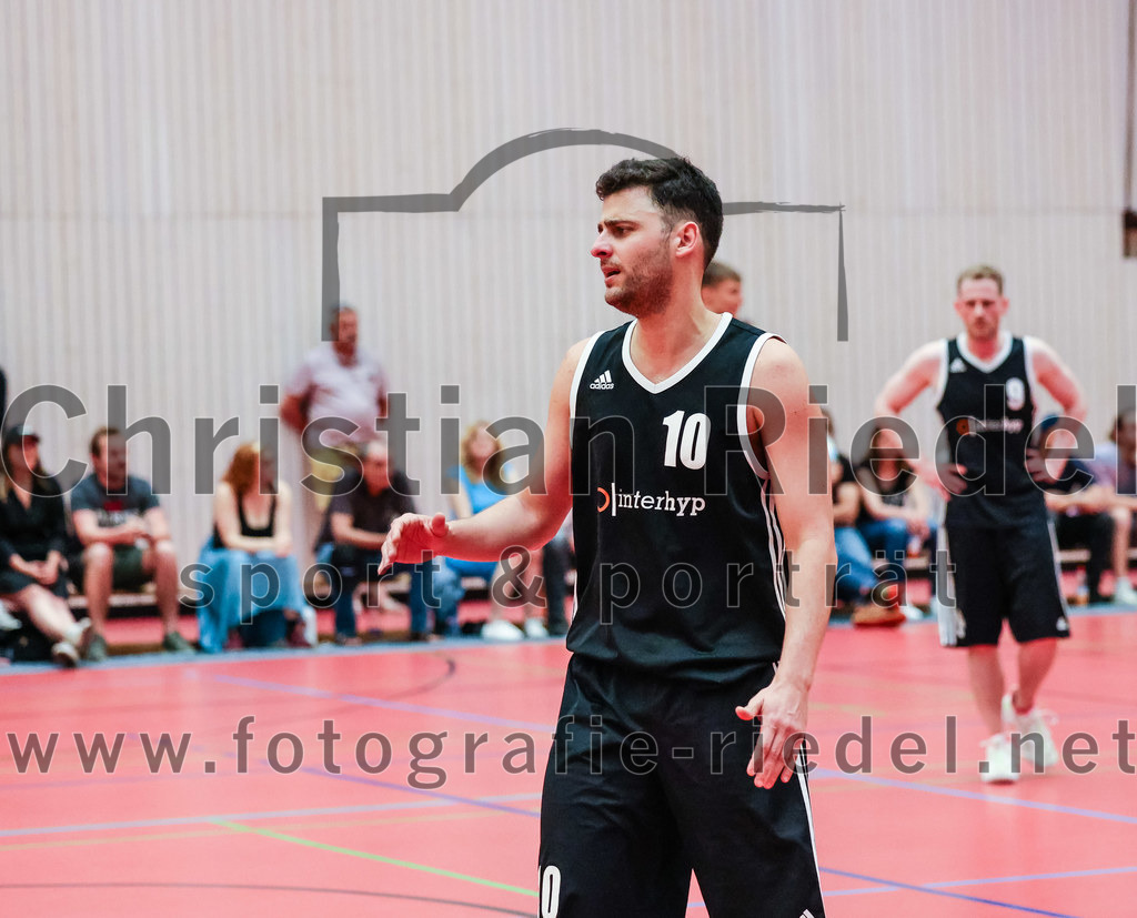 2022-05-15_090_SpVgg_Altenerding_gegen_TSV_Muenchen-Forstenried | Erding, Deutschland, 15.05.2022:
Basketball, Bezirksliga 2021 / 2022, Play-Offs, SpVgg Altenerding gegen TSV München-Forstenried, Endergebnis: 55:57

Tarek Lamar (TSV München-Forstenried, #10)

Foto: Christian Riedel / fotografie-riedel.net