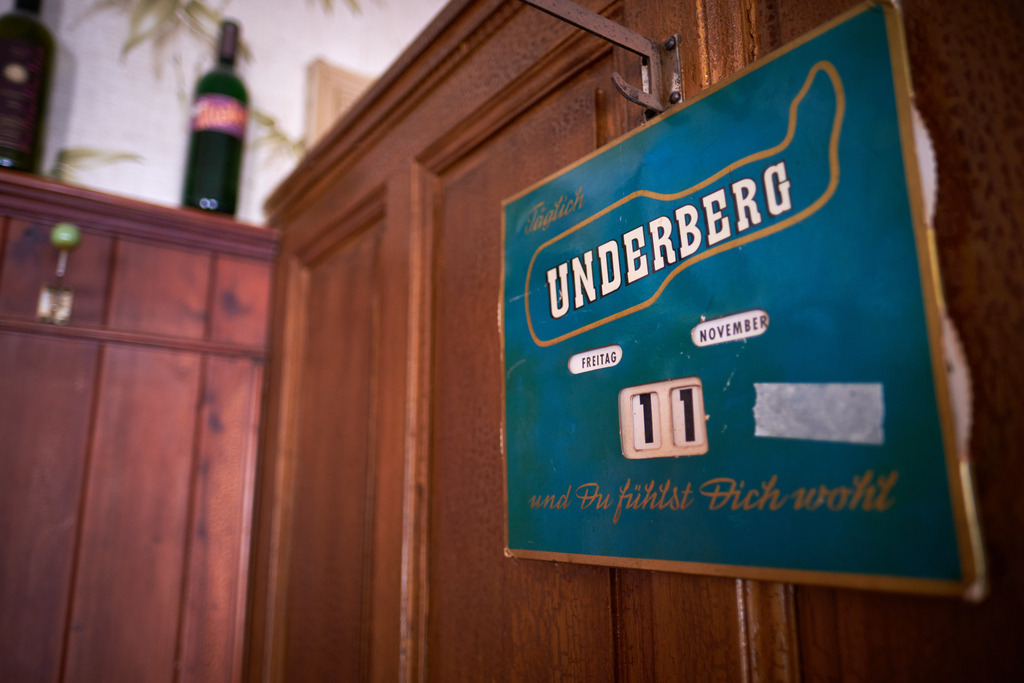 Innenraum einer leeren Gaststätte im Weinviertel | Austria - June 08, 2021: Innenraum einer leeren Gaststätte im Weinviertel, Underberg Kalender an der Wand. - Realisiert mit Pictrs.com