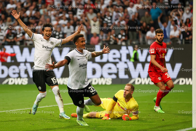 sgevsrblei_2979 | 03.09.2022 xjfx  Fussball 1.Bundesliga Eintracht Frankfurt - RB Leibzig emspor,  v.l.,  Daichi Kamada (Eintracht Frankfurt), Tuta (Eintracht Frankfurt), Torjubel, Goal celebration, celebrate the goal 
Zum 3:0, Torwart Peter Gulacsi (RB Leibzig) enttäuscht, enttäuscht schauend, dissapointed, traurig, frustriert, frust, gefrustet




(DFL/DFB REGULATIONS PROHIBIT ANY USE OF PHOTOGRAPHS as IMAGE SEQUENCES and/or QUASI-VIDEO) - Realisiert mit Pictrs.com