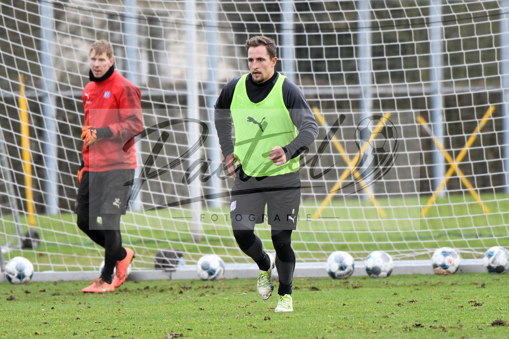 20200130_TRAOSN_0095 | Fußball, Herren: Ulrich Taffertshofer (VfL Osnabrueck) schaut waehrend der Trainingseinheit des VfL Osnabrueck im Sportpark Illoshoehe am 30.01.2020 in Osnabrueck, Deutschland. - Realisiert mit Pictrs.com