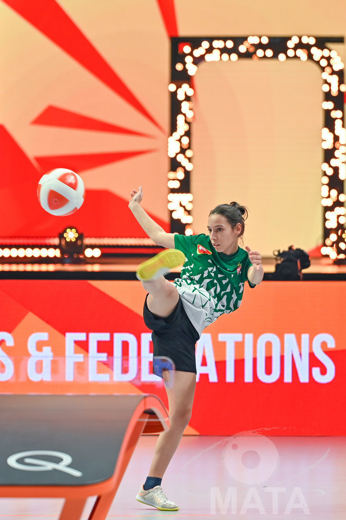 _DWI5596 | Anna Iszak beim Frauen- Single  Ungarn vs. USA bei der Teqball Weltmeisterschaft 2022 in der Kia Metropole Arena. Nürnberg, 27.11.2022 - Realisiert mit Pictrs.com