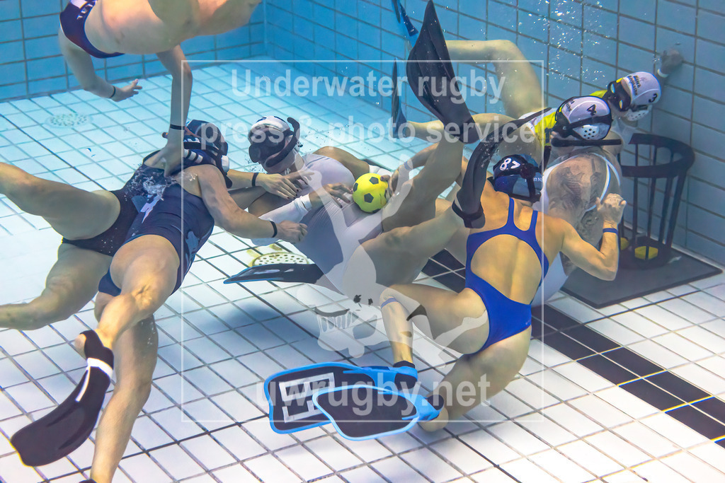 24. - 26.11.2023: Unterwasser-Rugby Champions Cup 2023  | Damen-Spiel: Amager Uv-Rugby (Dänemark) in blau gegen Black Mermaids (Schweden) in weiß. Monika Grunditz (weiß #8) wird von 3 dännischen Spielerin attackiert. - Realisiert mit Pictrs.com